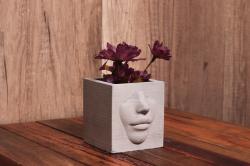HK Dekor Yüz Silüetli Kare Beton Saksı