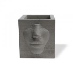 Yüz Kabartmalı Kare Beton Saksı HK1564