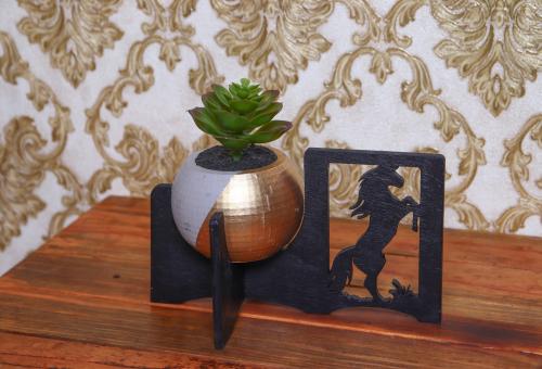 HK Dekor Ahşap At Figürlü Beton Saksı - Halkkitabevi